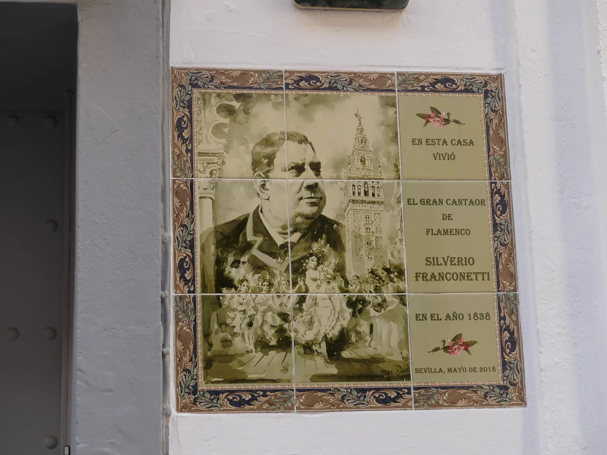 Keramická obkladačka s sépiovým portrétem muže vedle věže Giralda a španělským nápisem o Silveriu Franconettim